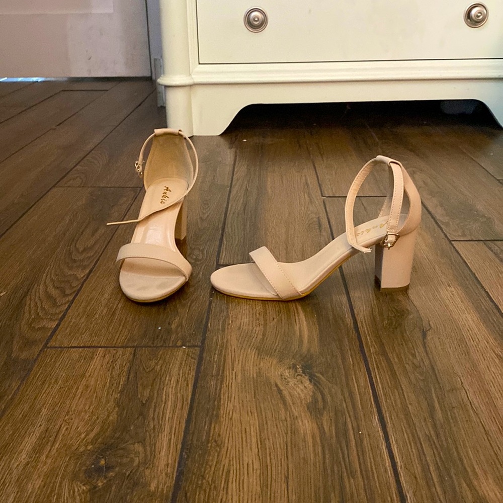Ankis women’s nude/cream heels. Size 7.5.